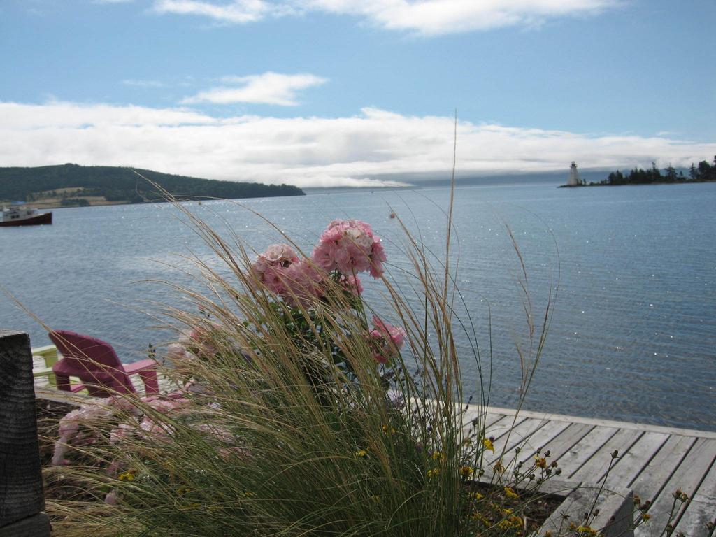 Dunlop Inn Baddeck Exterior photo
